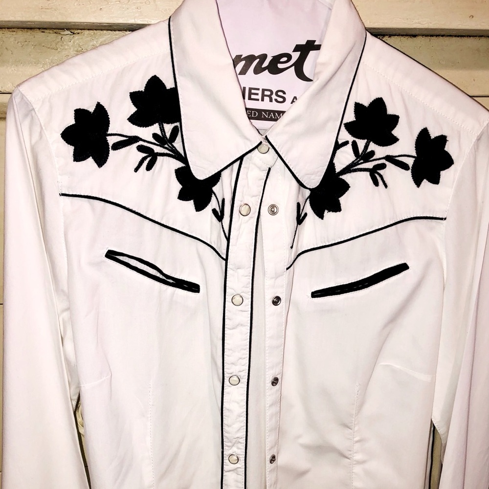 Ladies embroidered Ryan Michael blouse.